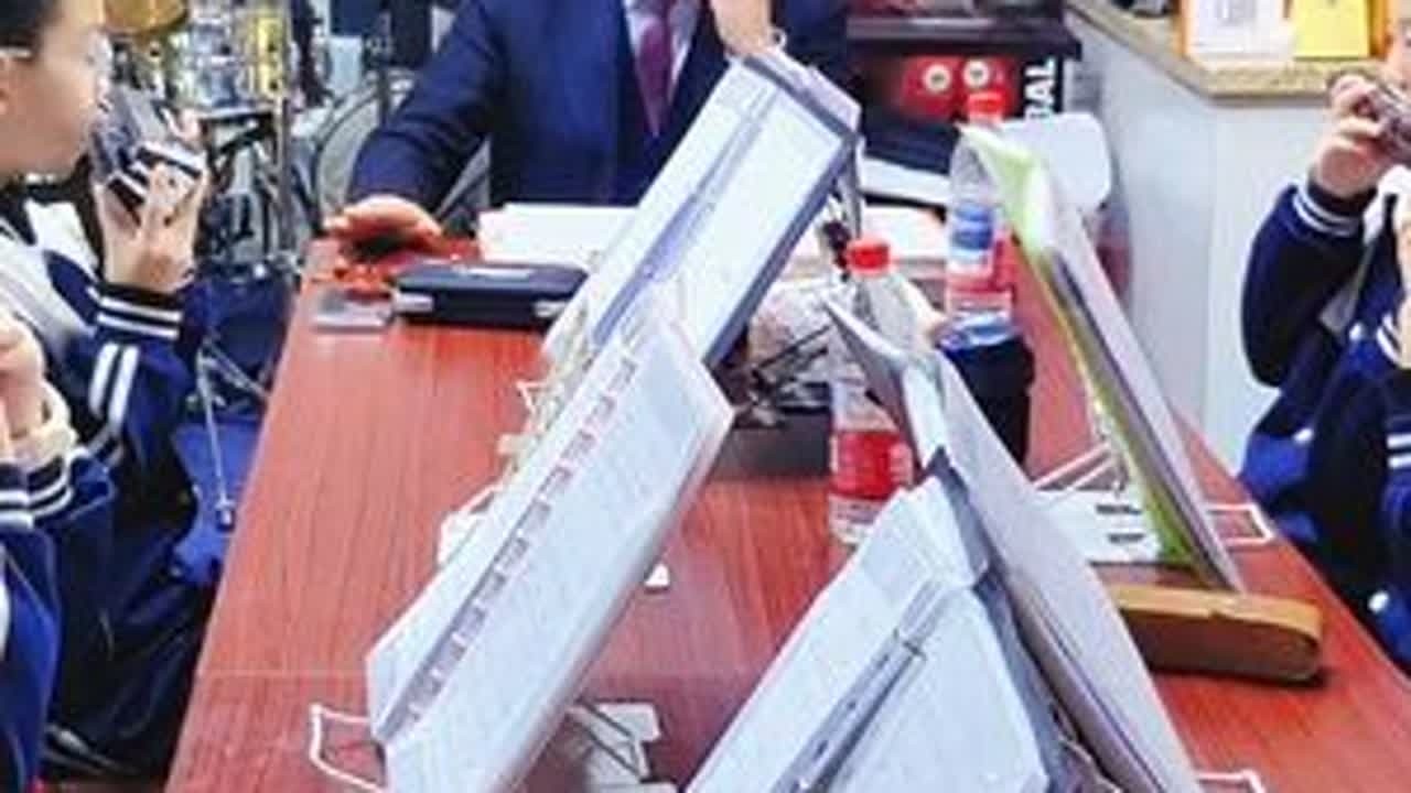 #口琴演奏 #口琴教学 #东方乐器#孩子们第一次排练《铁血丹心》口琴合奏，我仿佛看见金庸笔下的江湖在琴键上苏醒——低音部的浑厚是郭靖守襄阳的坚毅，高音区的清亮是黄蓉的机敏聪慧，而你们指尖流转的颤...