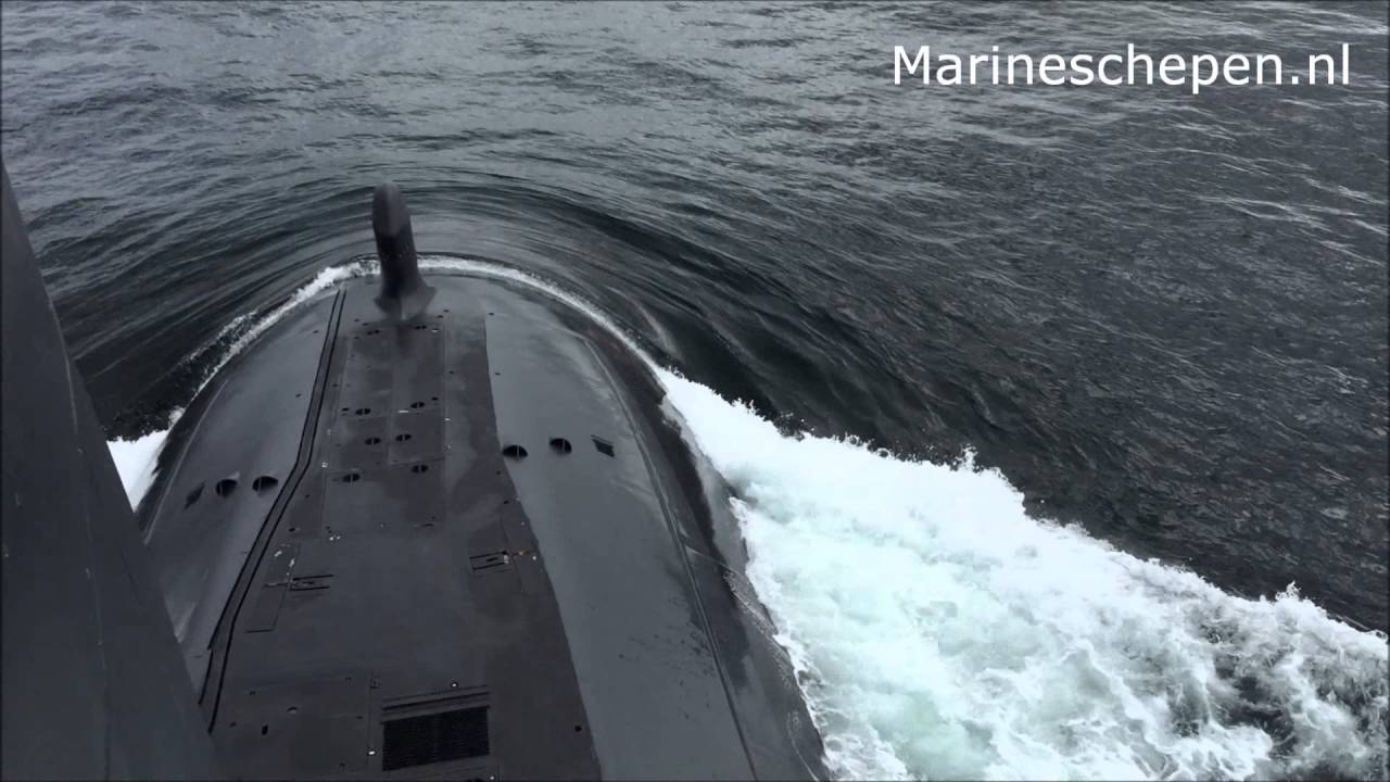 Zr.Ms. Walrus in de Clyde met Zr.Ms. Tromp