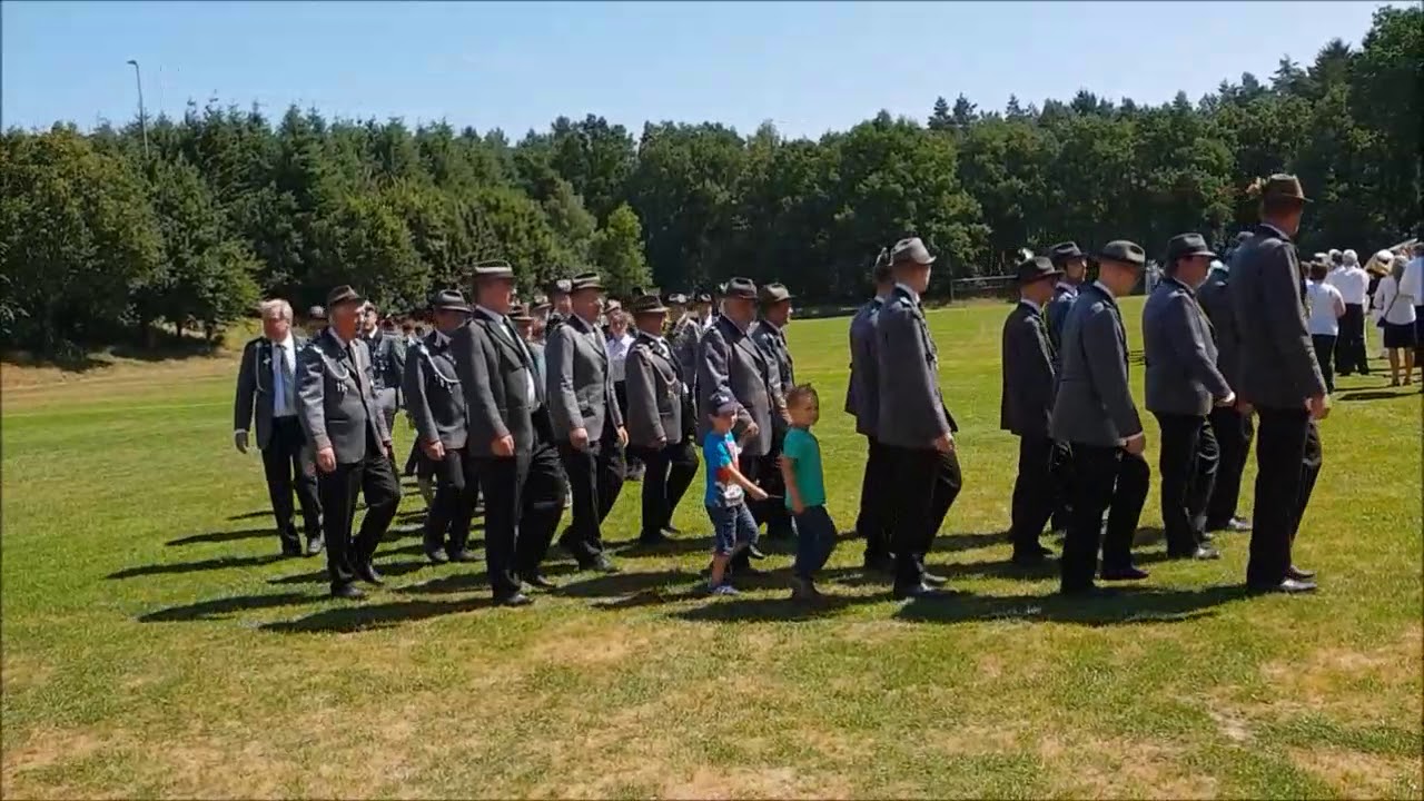 Vorbeimarsch auf dem Sportplatz 2018