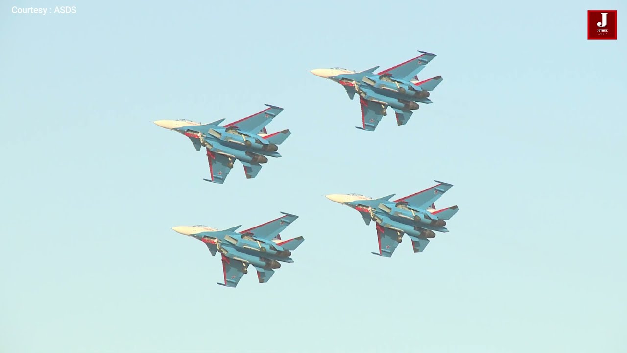 Amazing Formation flight of Russian Sukhoi 30 SM’s at Dubai Airshow #dubai #Airshow