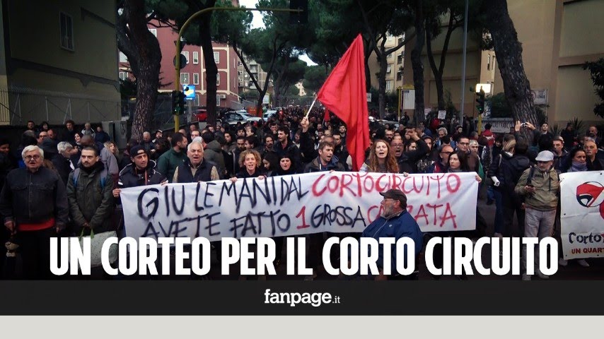 Roma, gli attivisti rientrano nel centro sociale sequestrato: tensione con la polizia