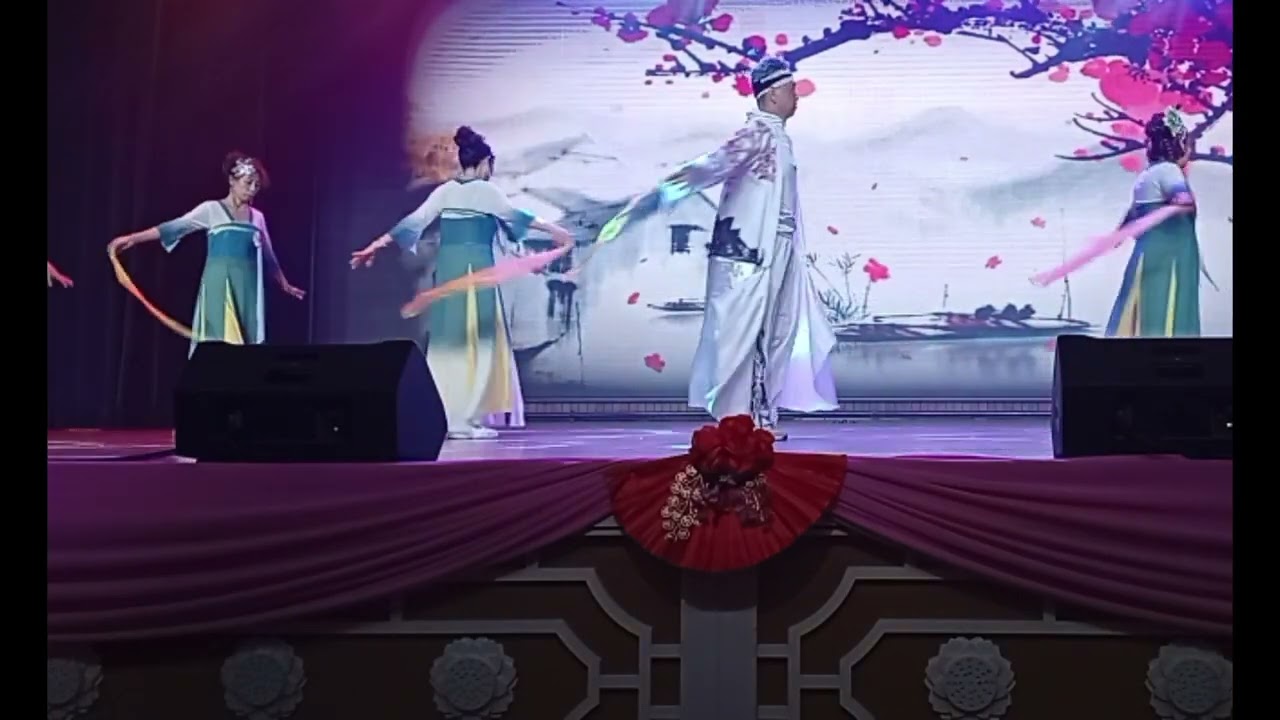 马到功成好运来.！烟花三月