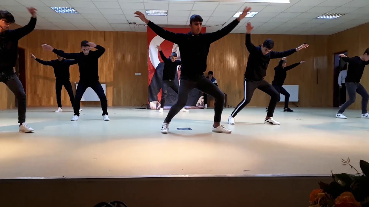 Spor Lisesi Öğrencilerinden 10 Kasım için Zeybek Gösterisi