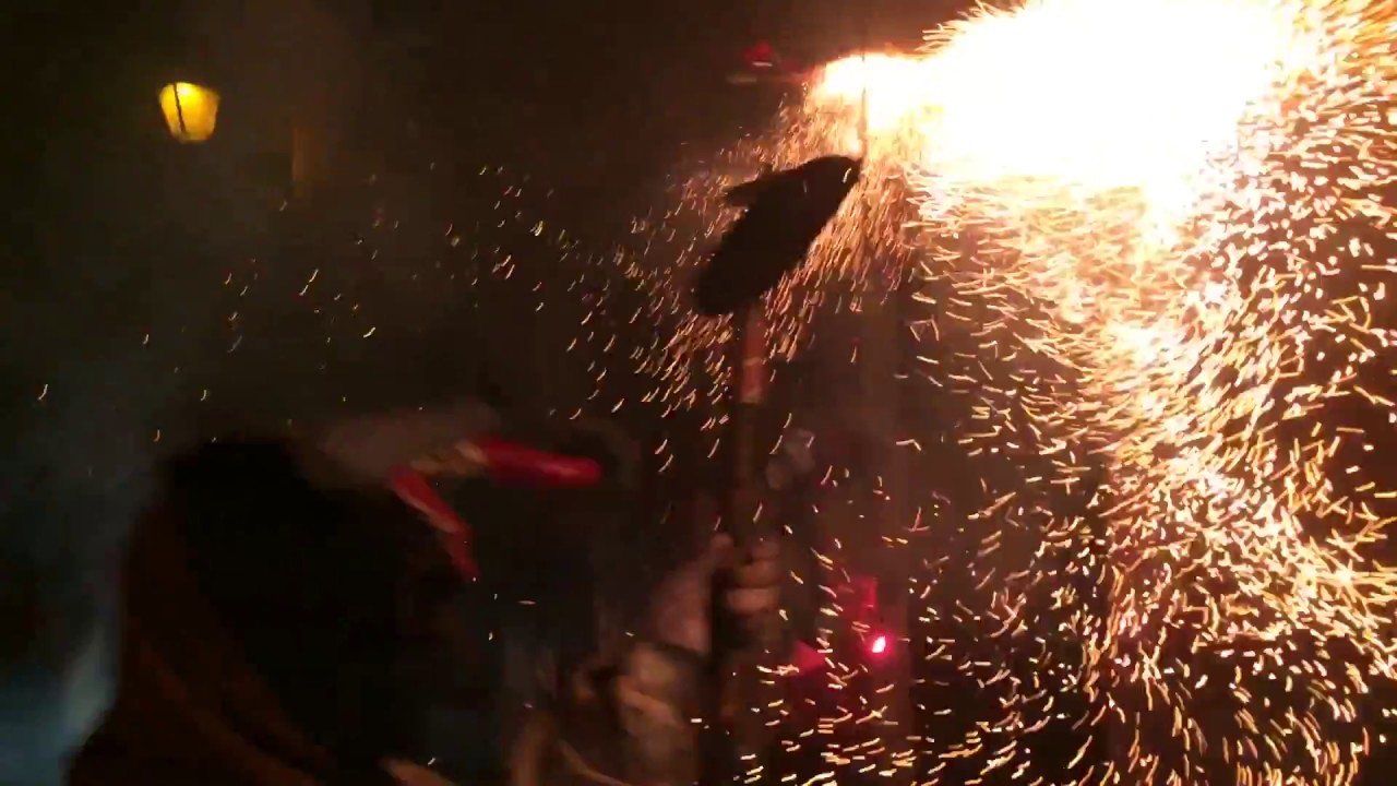 Siguiendo el correfoc por las calles de esporlas en el 15 aniversario