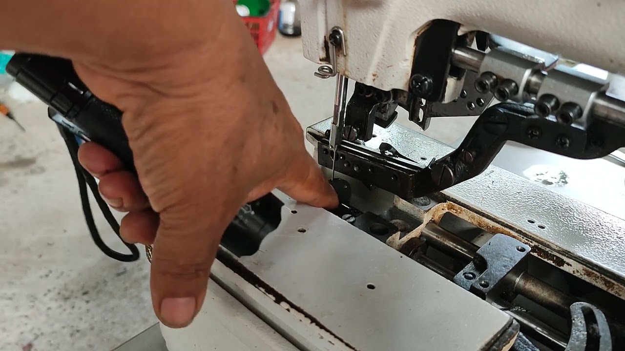 Reparación y sincronización de la barra de aguja y el cangrejo - gancho.  maquina Ojaladora Siruba.