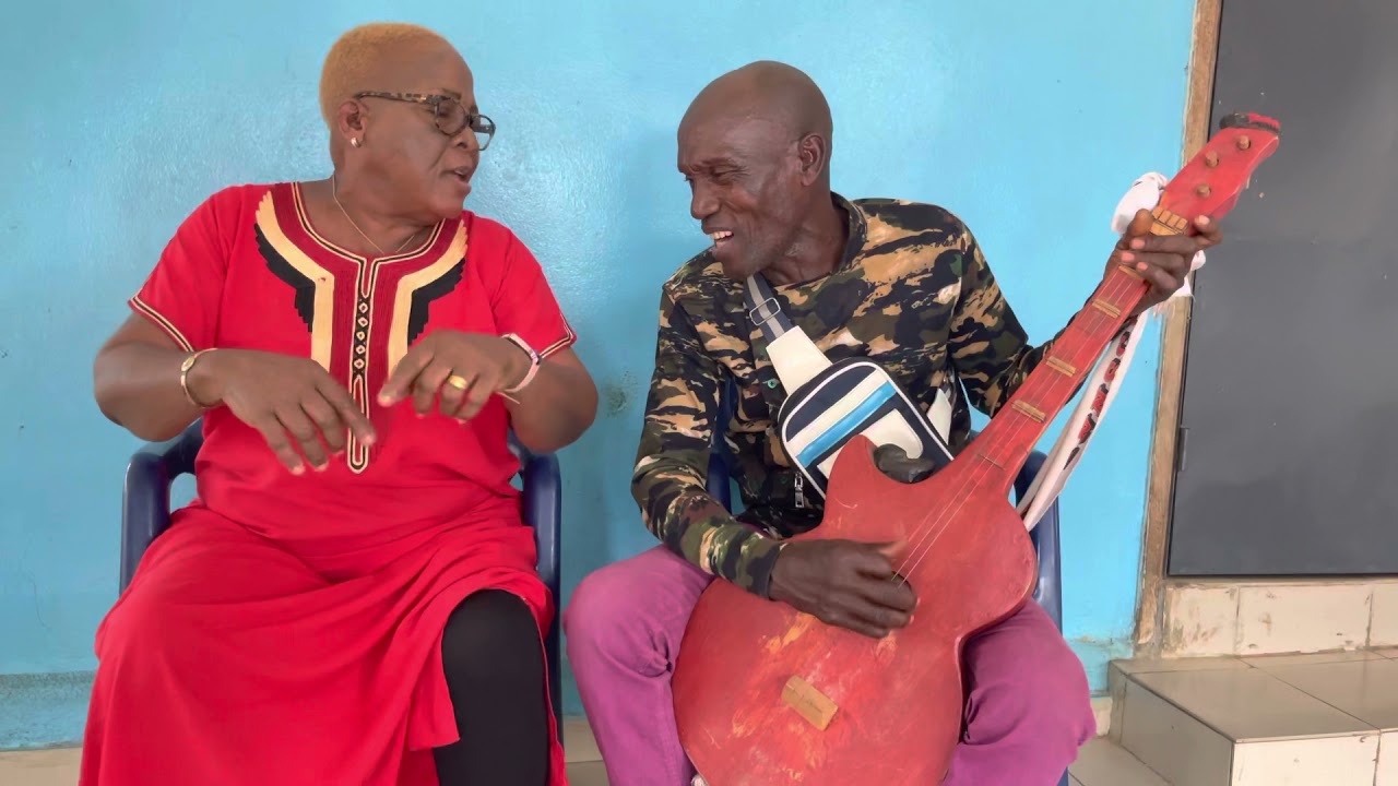 Sidonie La Tigresse en live guitare Baoulé