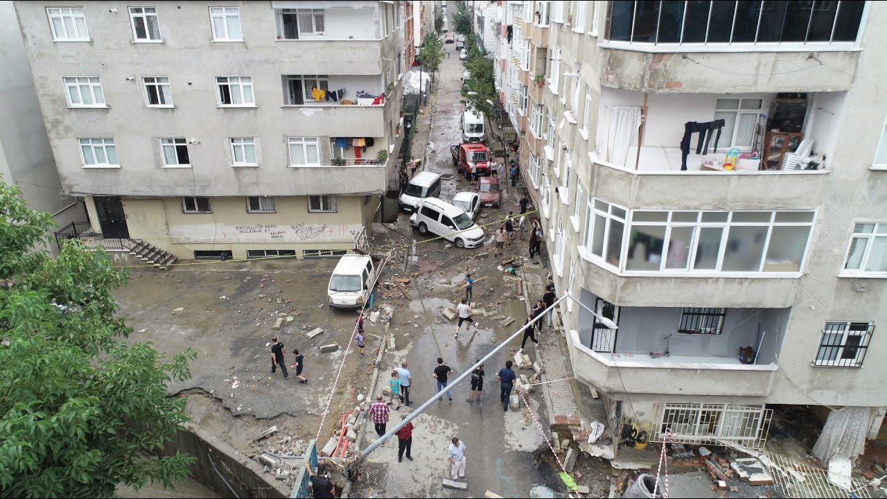 Küçükçekmece'de selin vurduğu sokaklardaki hasar havadan görüntülendi