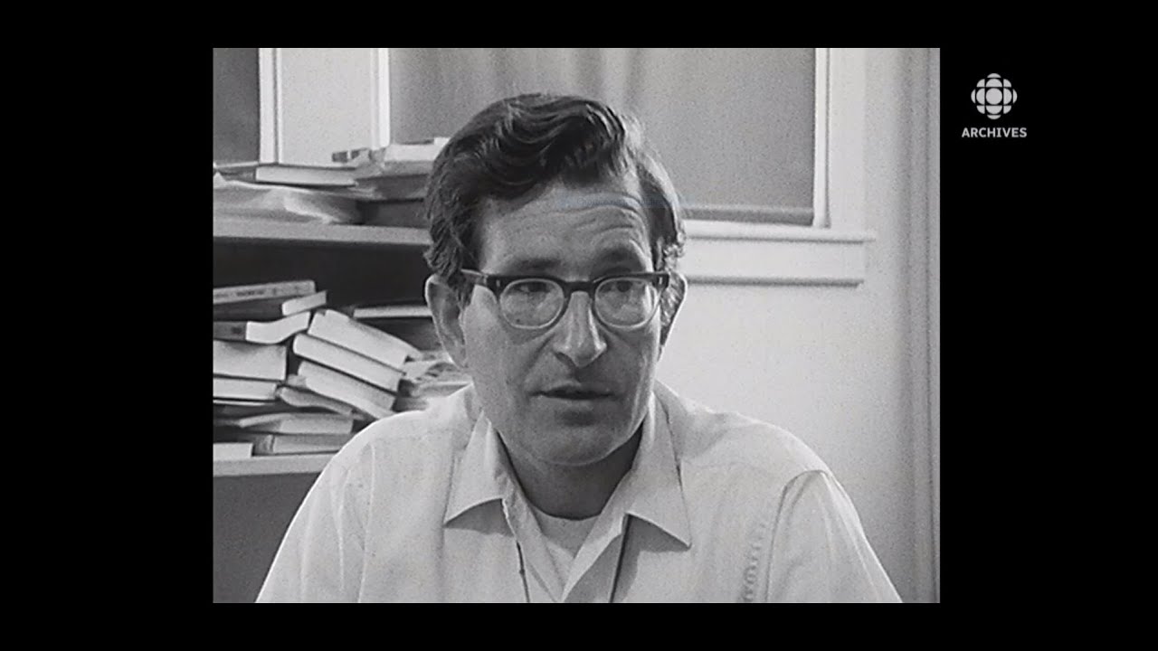 En 1971, Noam Chomsky critique de la guerre du Viêt Nam et du système politique de son pays