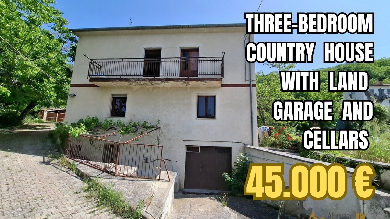 Three-bedroom country house in good conditions, with vaulted ceilings, cellar and garage.