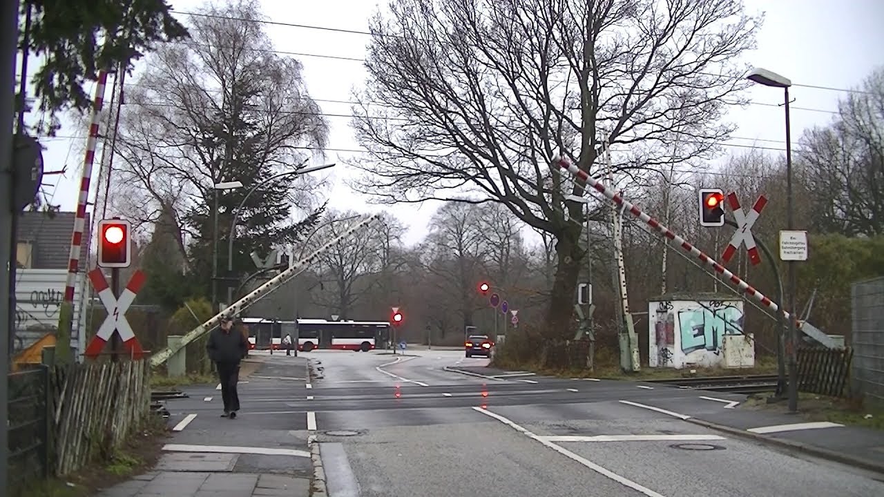 Spoorwegovergang Hamburg (D) // Railroad crossing // Bahnübergang