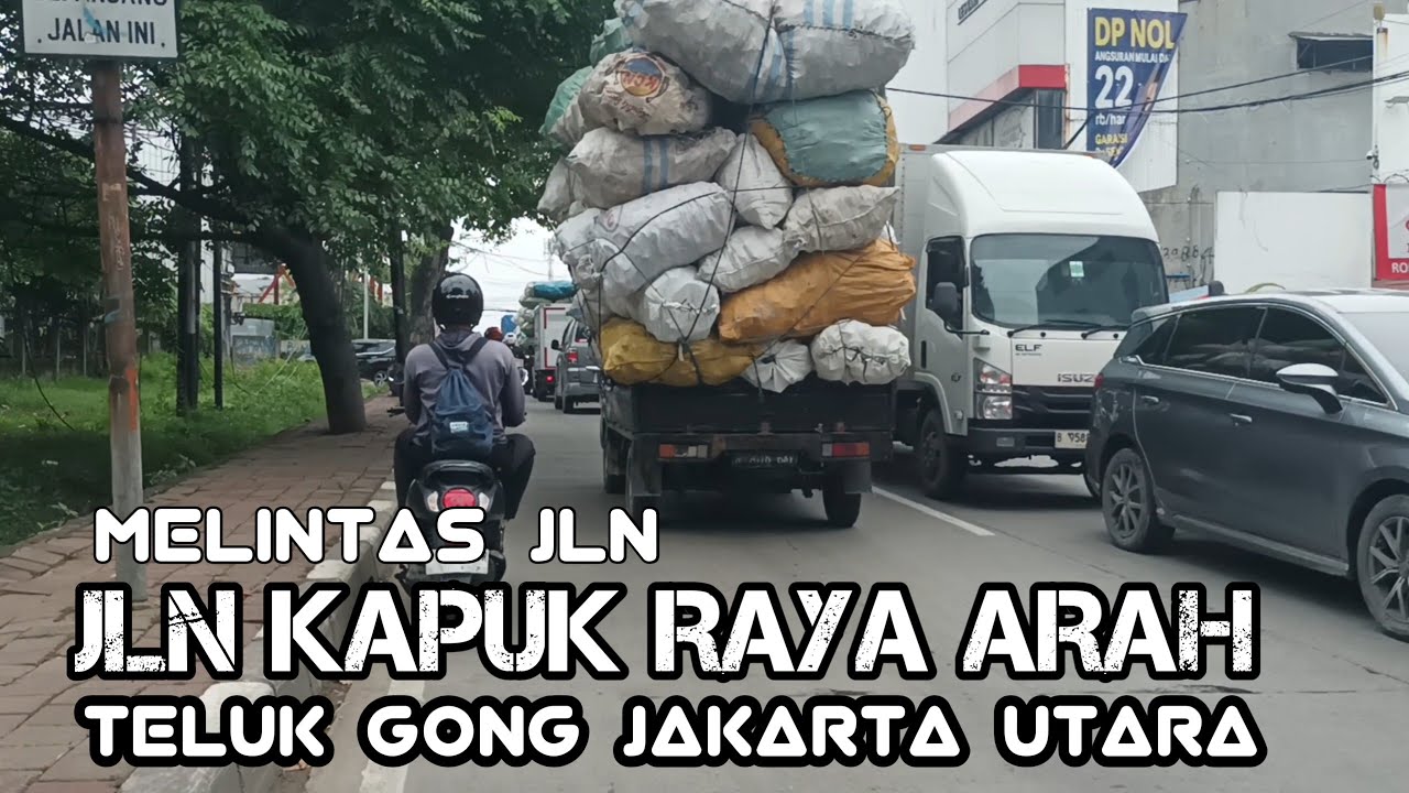Melintas Jalan Kapuk Raya Arah Teluk Gong Jakarta Utara