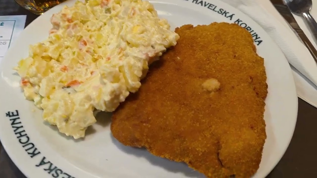 PRAGA. Căt costa un Șnițel de Porc cu Salata de Cartofi si o Bere la halba mare in centru.