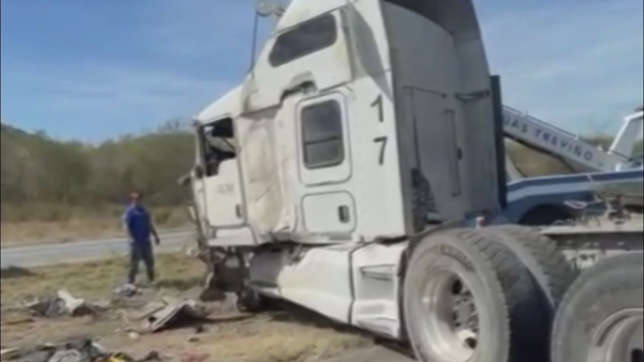 Vuelca Tráiler y Provoca Complicaciones Viales en la Carretera Nacional Montemorelos, Nuevo León