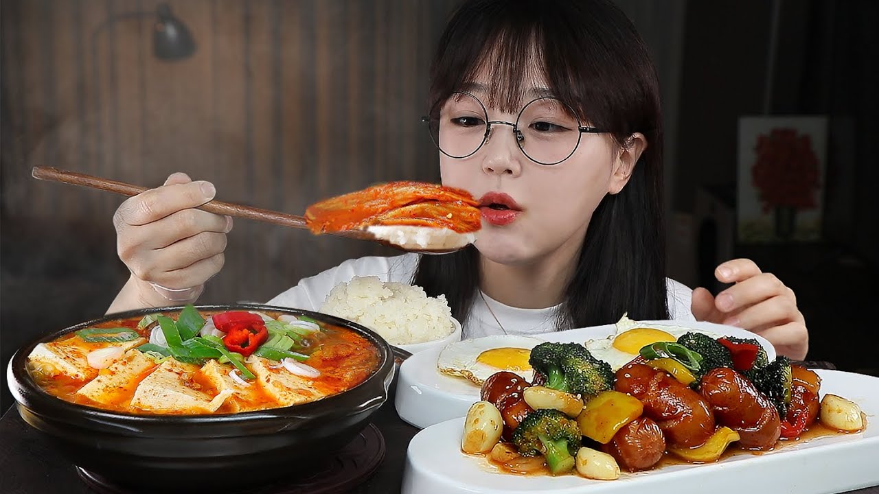 АСМР ЕДА Тушеное Кимчи со Свининой, Жареные колбаски, Жареное яйцо | MUKBANG