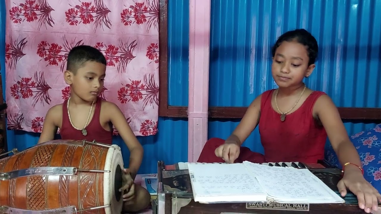 ভাই ও বোন মিলে কি সুন্দর গান করছে 