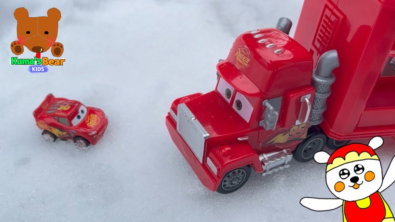 Автовоз Disney Cars проезжает сквозь снег в поисках Молнии Маккуина и его друзей.