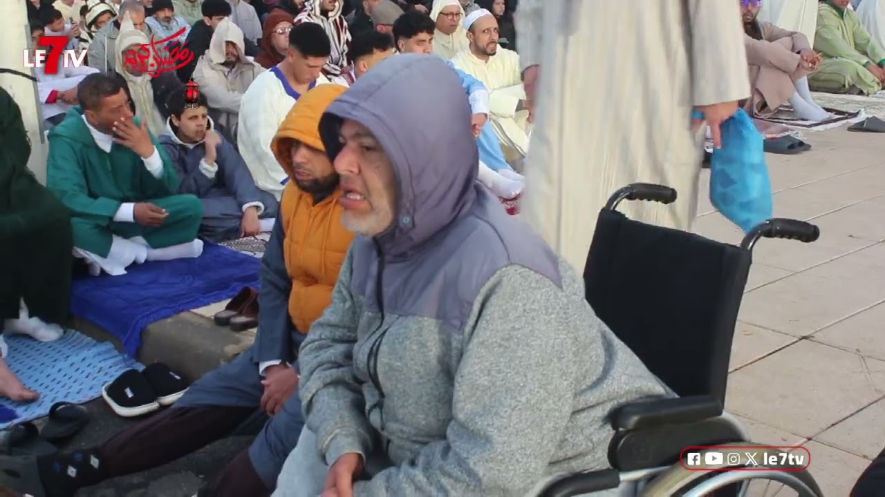 مسجد الشيخ زايد بسلا.... حشود غفيرة من المصلين  تؤدي صلاة عيد الفطر 