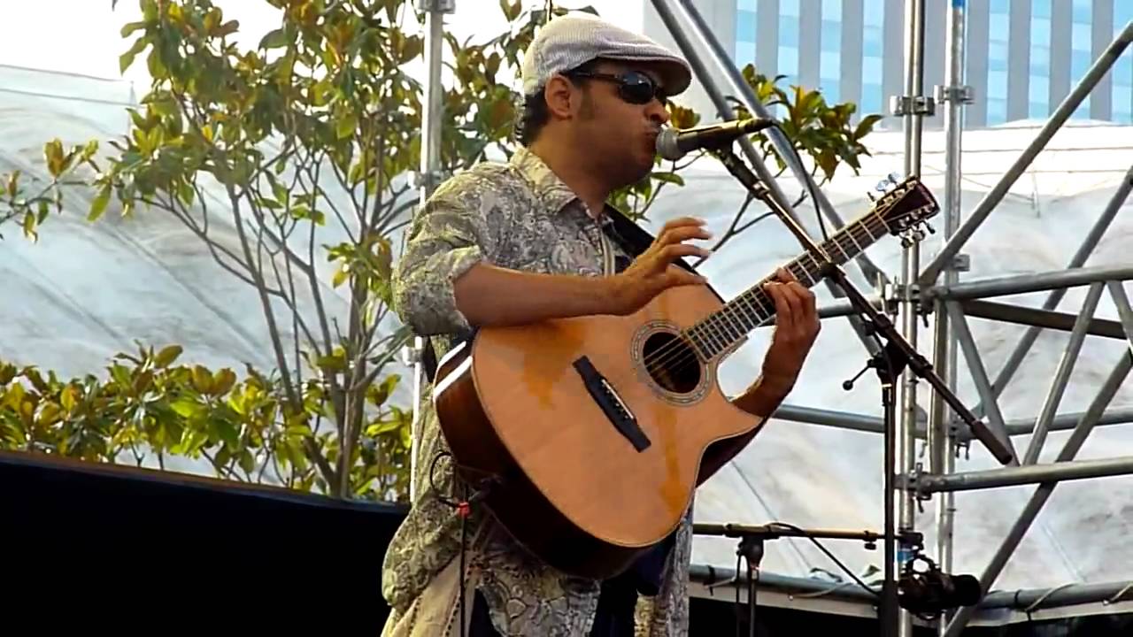 Raul Midon 'Don't take it that way' live at the Jazz Festival, La Defense, France 27/06/09