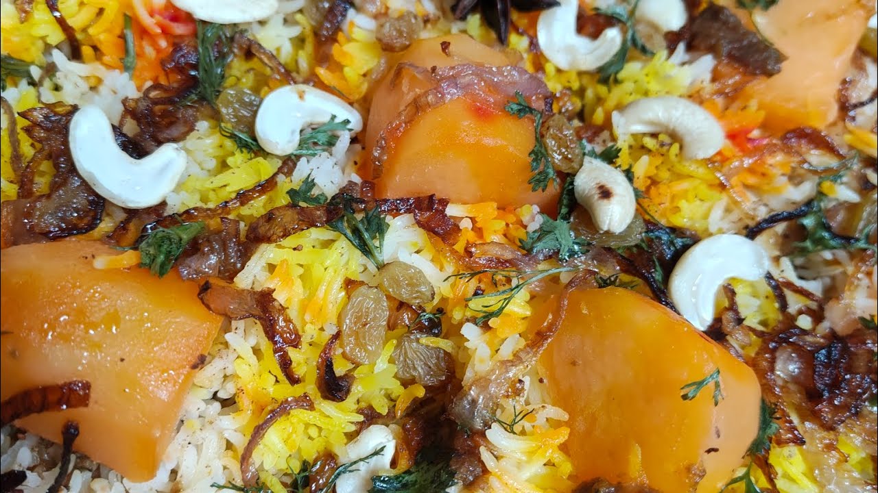 One bite & you’ll understand why Kolkata biryani is special 🍚🍗Authentic & absolutely irresistible 🤤