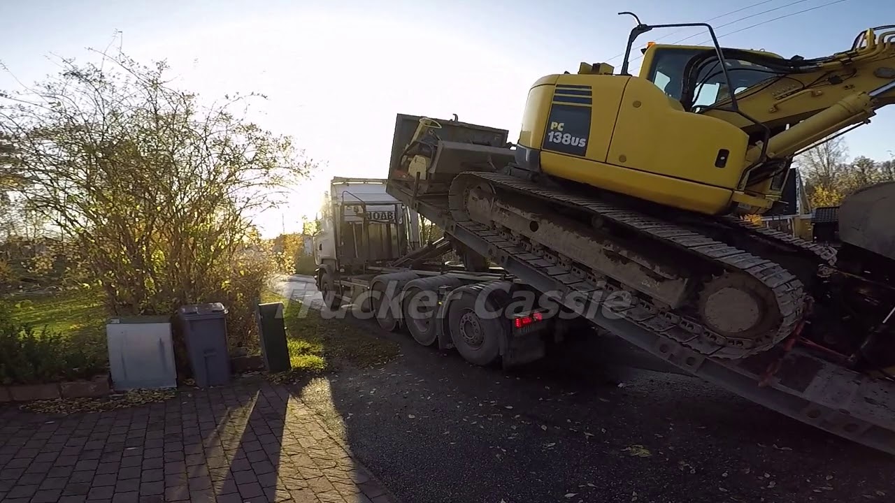 Joab Hookloader Tridem Truck Lifting an Excavator