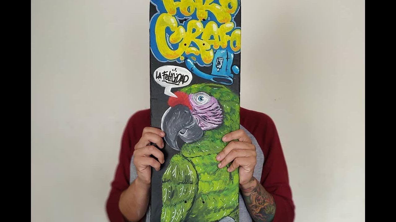 Pinto una tabla de skate para exposición en Casa de la Cultura del Poblado