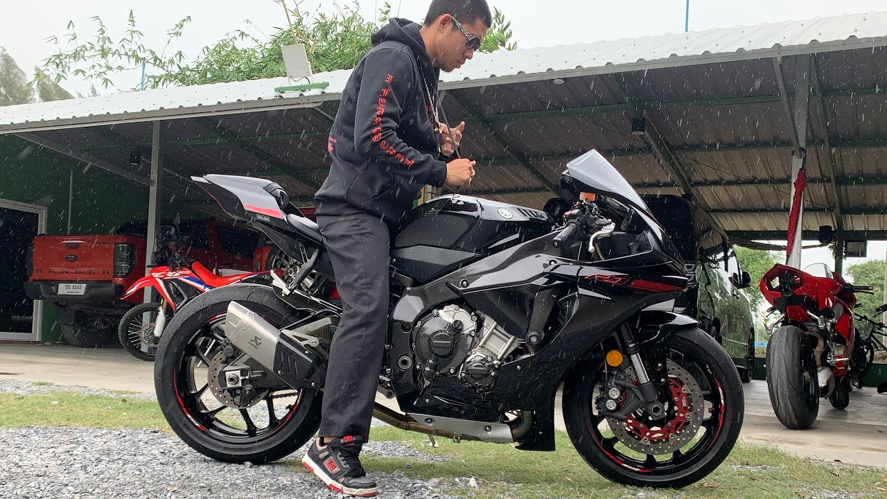 Yamaha R1 สีดำอย่างเท่ดุมาก