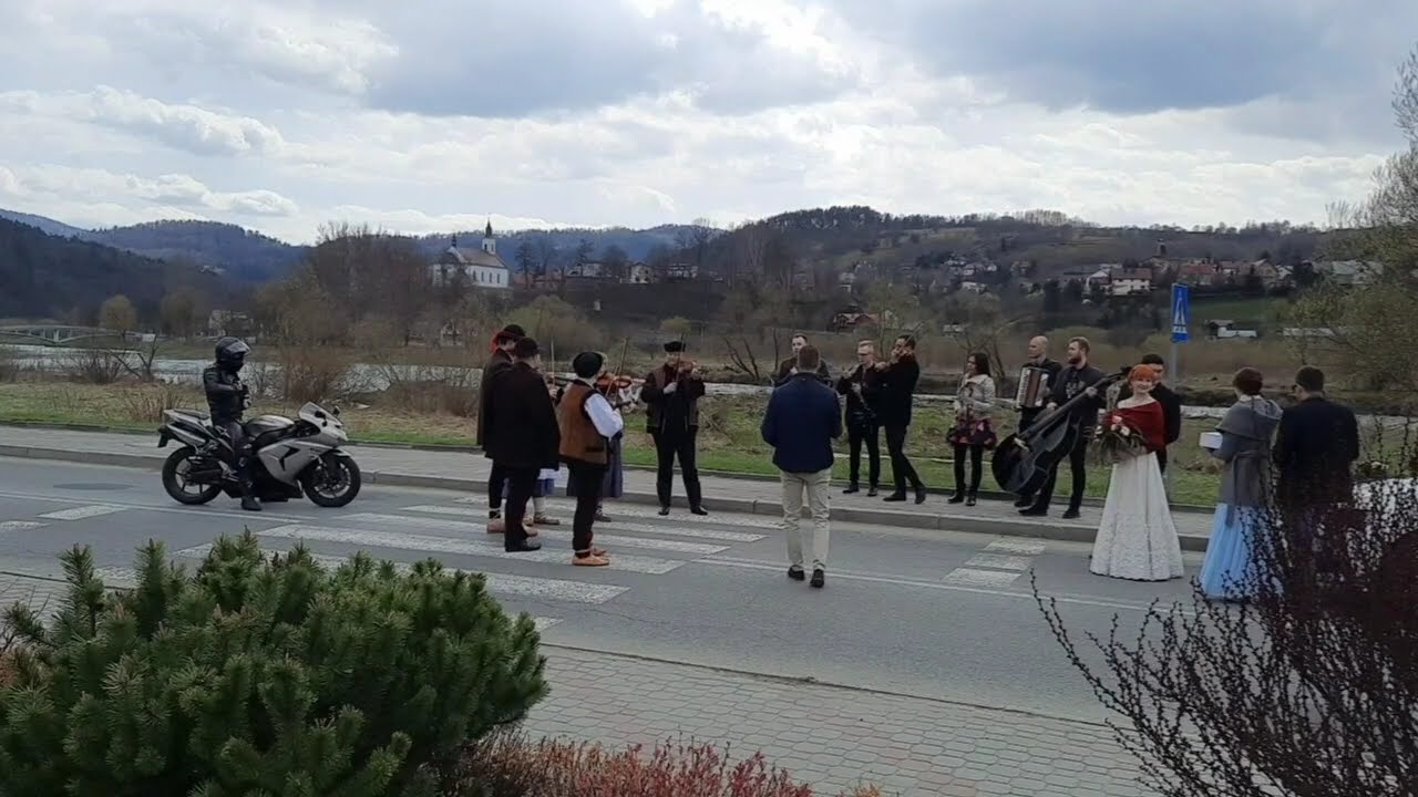 Wspólną Brama Kapela Jedlicka, Zespół Citak Band i Drużba Tomasz Kulig z uczniem Michałem