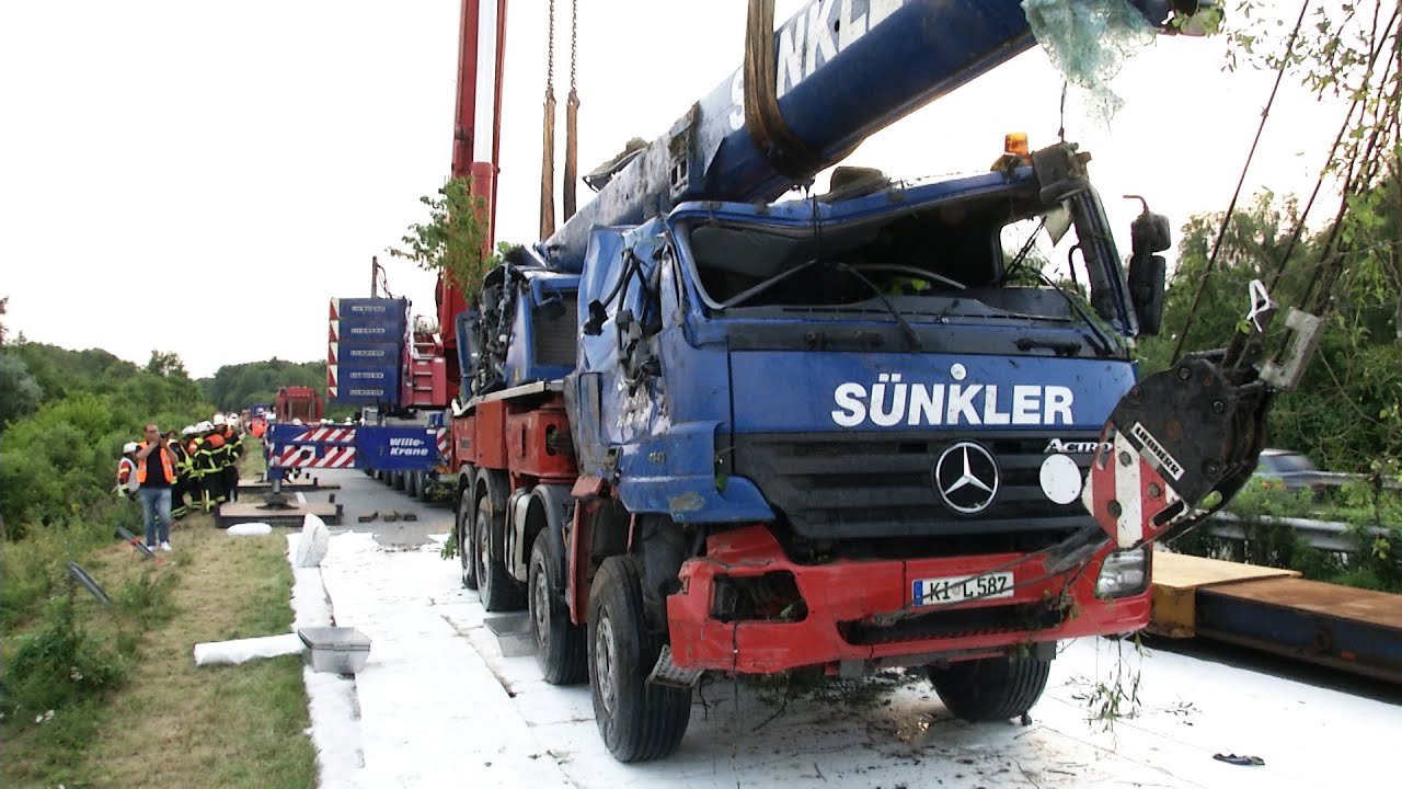 A210 Unfall Kran Vollsperrung LTM 1350-6.1 Liebherr Mobile Crane accidente de grúa