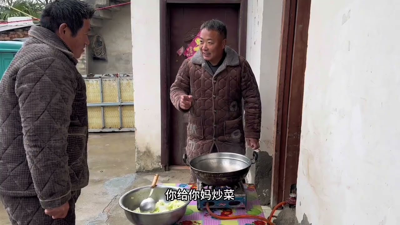 峰现在比以前话多了也自信了，中午猪肉炖粉条一人吃了一大盆。#我的乡村生活 #原创视频 #记录真实生活