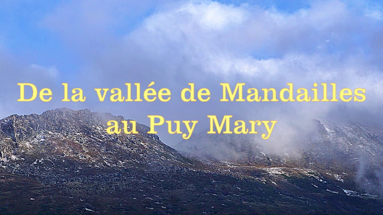 Le Puy Mary et la vallée de Mandailles en automne.
