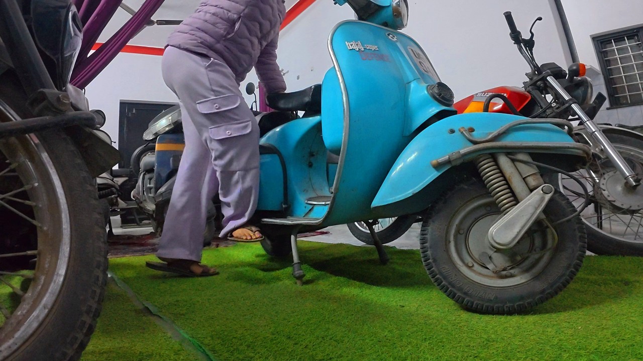 Girl Cold Kickstart Bajaj Super 1986 In Garage 🔥🔥🔥 #priyankakhanduri #nostalgia
