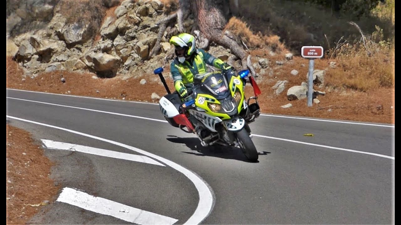 Motos Guardia Civil de Tráfico | Bajada Puerto de Montaña La Vuelta 2021