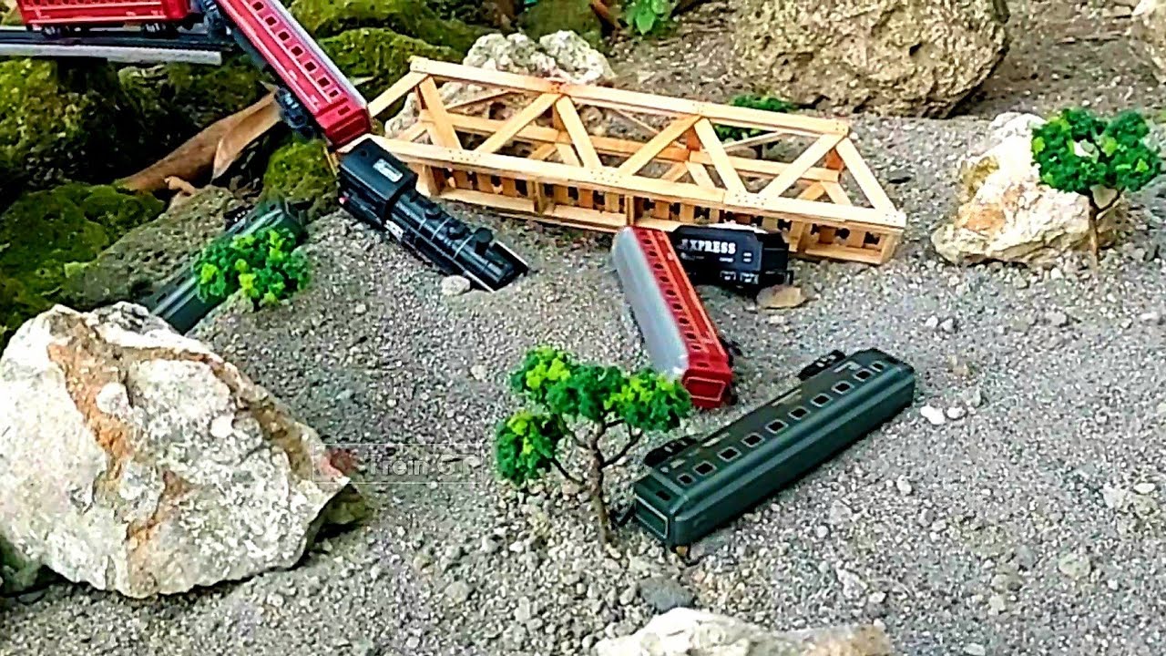 Набор поездов Rail King, авария поезда падает в пропасть