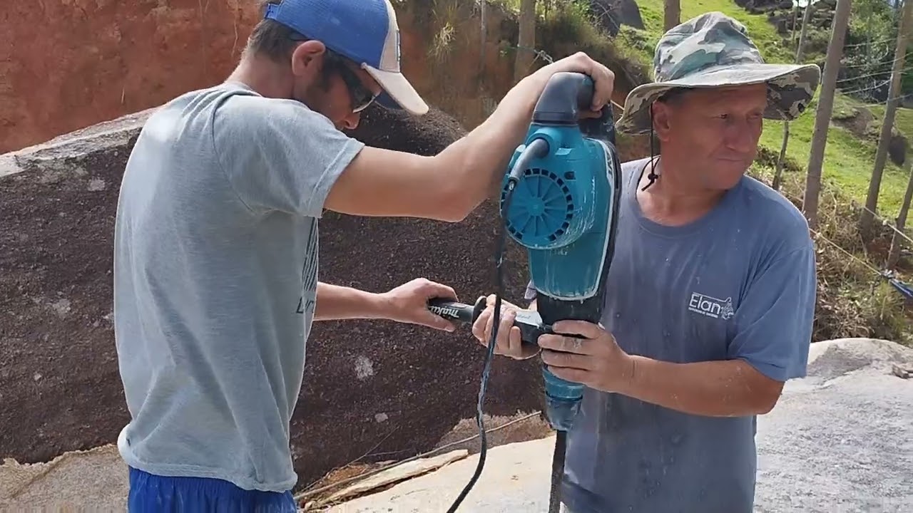 Furando pedra com água na broca com martelete rotativo Makita HR5212c