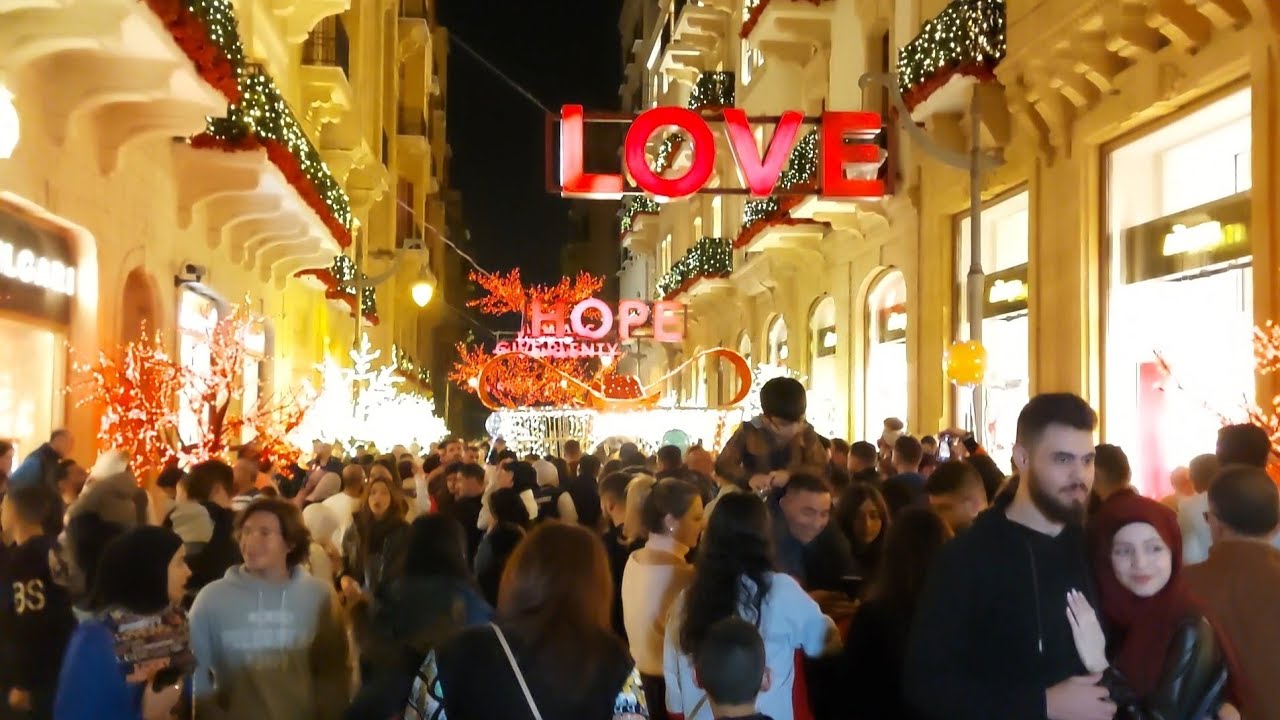 أسواق بيروت مدينة الحب والجمال والأجواء الرائعة والساحرة في ليالي الأعياد .