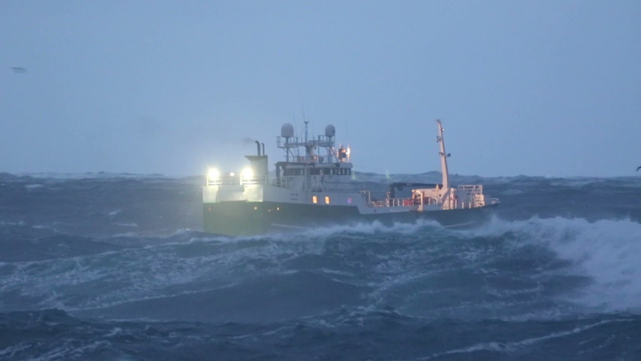 Fj&ouml;lnir GK 157 in rough seas - Fj&ouml;lnir &aacute; &uacute;lei&eth; fr&aacute; Grindav&iacute;k