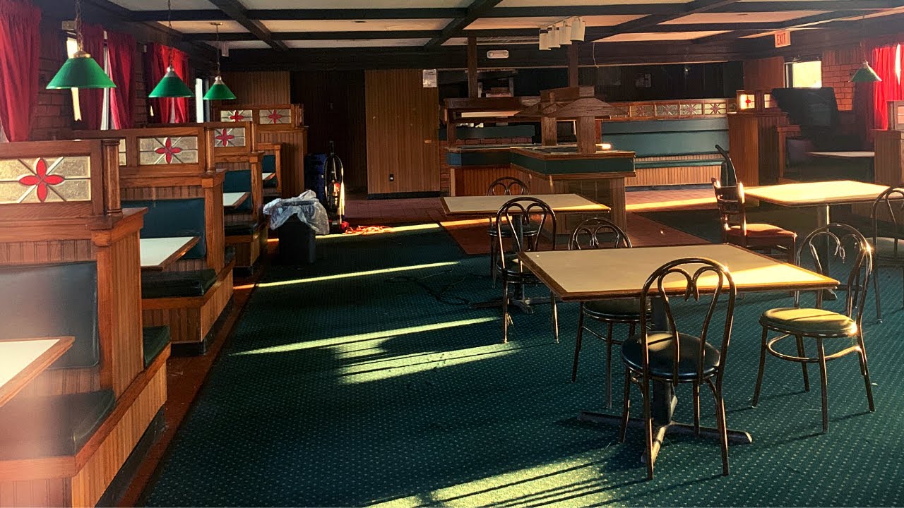 Abandoned 80s Pizza Hut | They left everything INSIDE!