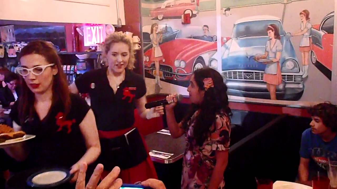 Miriam Levitin performance at Ellen's Stardust Diner!!