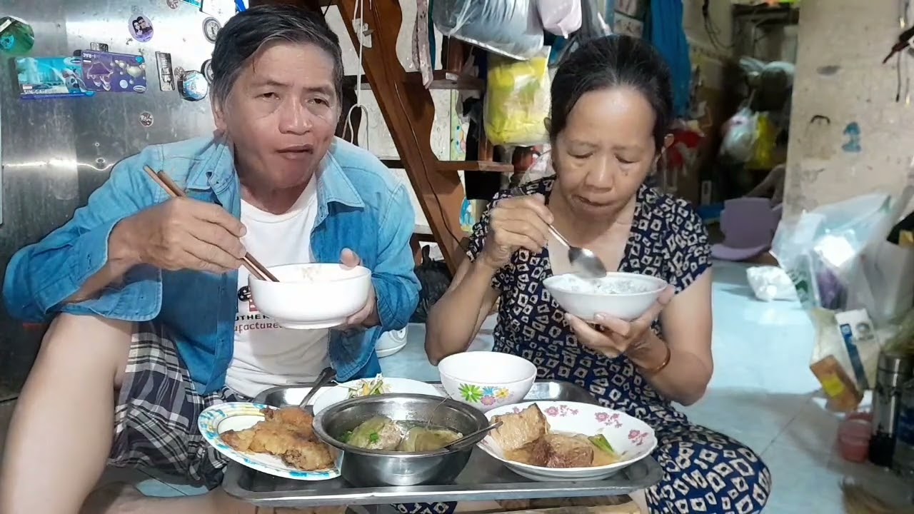 Mời các bạn ăn cơm thịt kho trứng dưa giá 