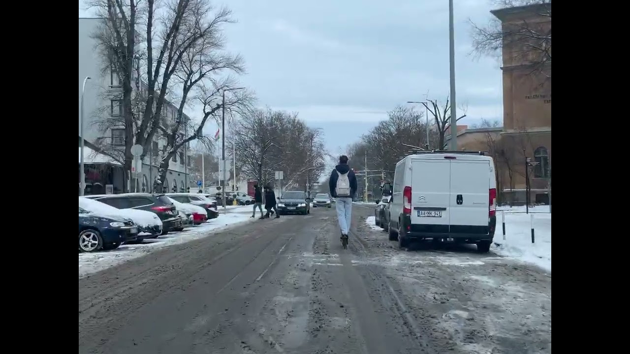 Balesetvesz&eacute;lyes m&oacute;don k&ouml;zlekedett ez az elektromos rolleres a belv&aacute;rosban