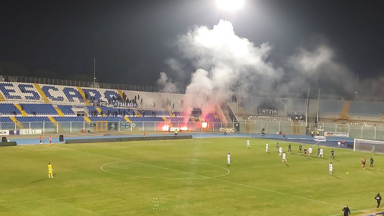 Pescara Calcio - Latina Calcio 2:0; 28.11.2023; tifosi, pyro