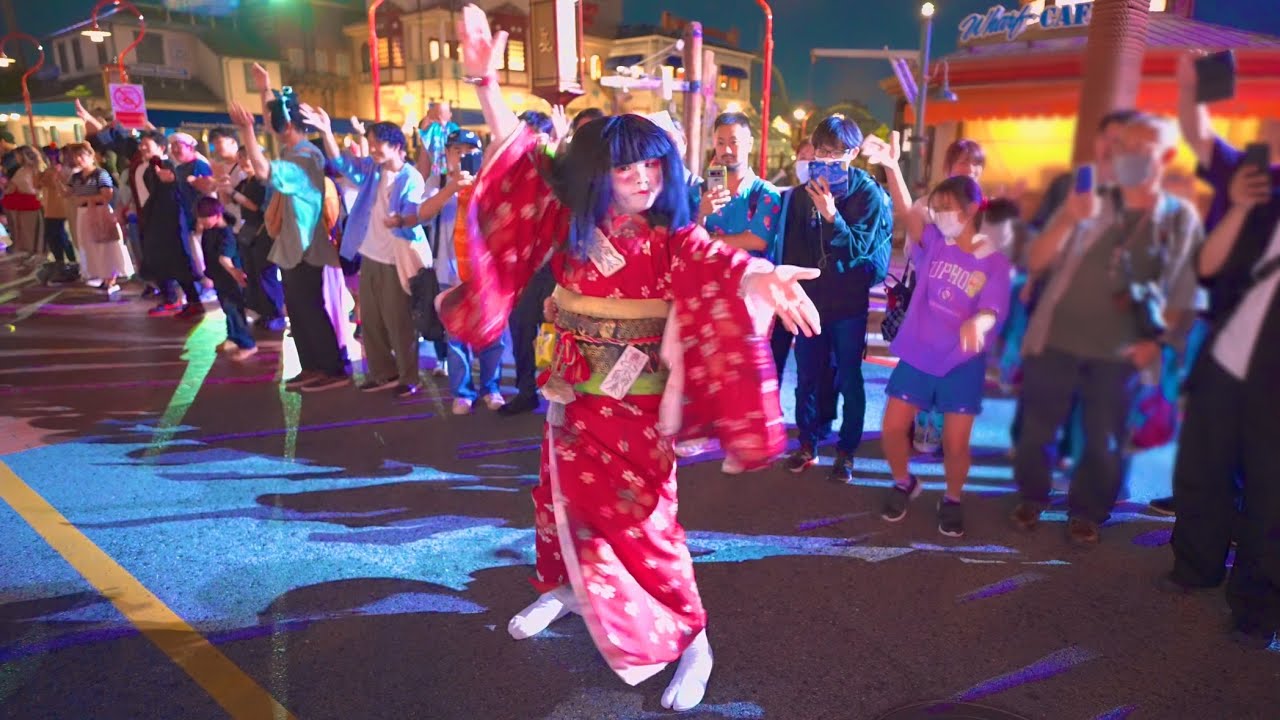 【USJ】動きがリアル！日本人形ゾンビのado 唱ダンス
