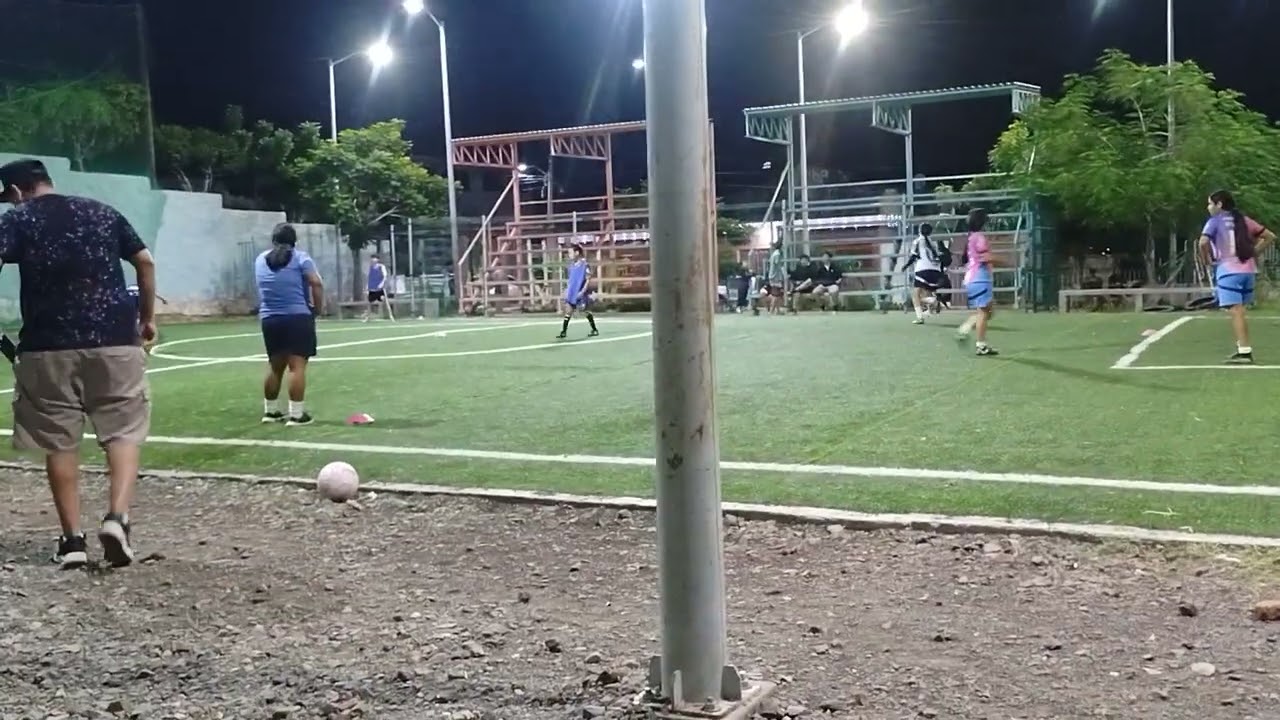 jugando futbeis🤣(parte2)