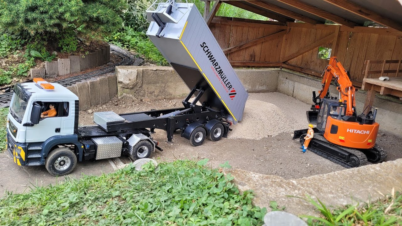Re-cover the hangar area with asphalt, RC excavator Hitachi 135, MAN, Deere Loader, Vogele Finisher