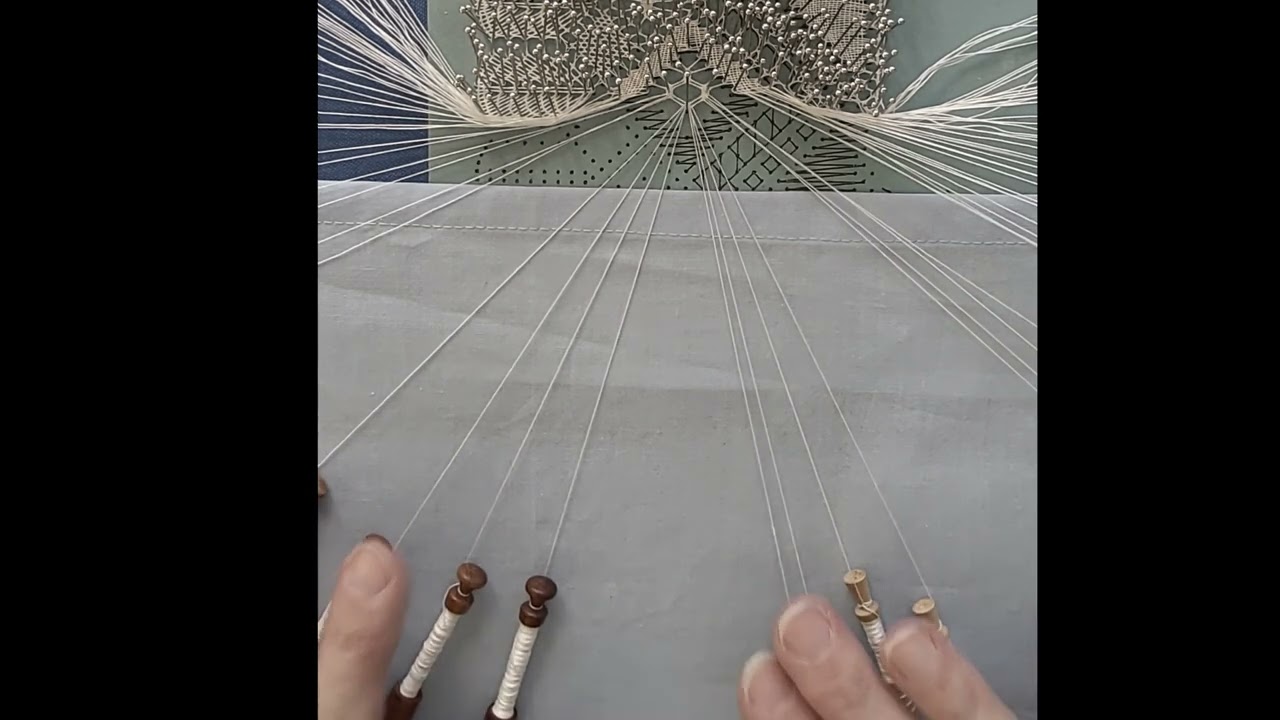 Bobbin lace -  Compound spiders and cloth stitch diamond