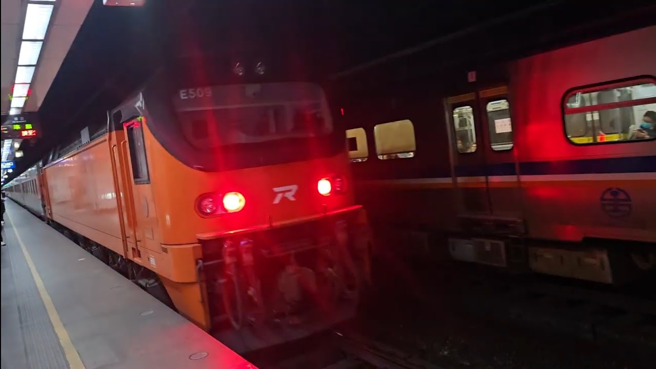 102次斗六發車開往七堵的E500型E507單電力機車頭+十二節PP車廂+E509電力機車頭推拉式PP自強號，和4113次蘇澳發車開往樹林EMU700型八輛二編組EMU716+EMU715阿福號區間車