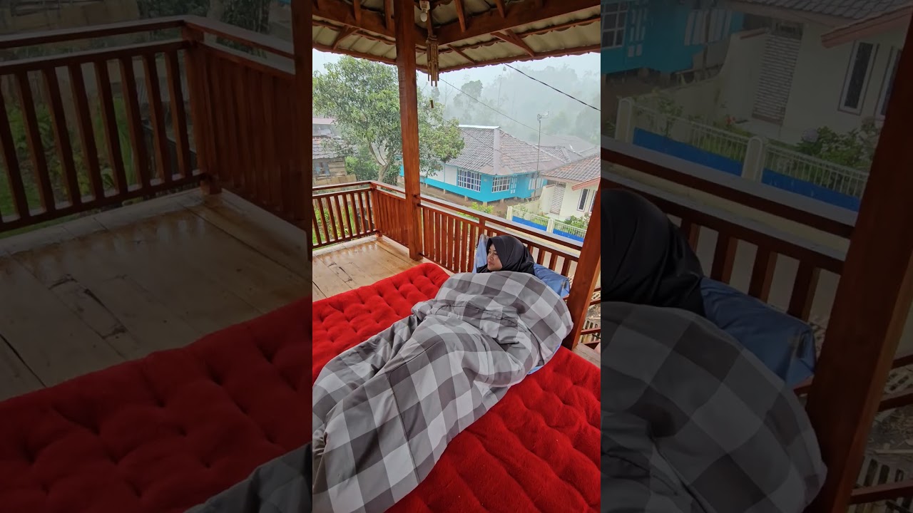 Suasana tenang saat hujan deras di rumah kayu serasa villa #suasanapedesaan