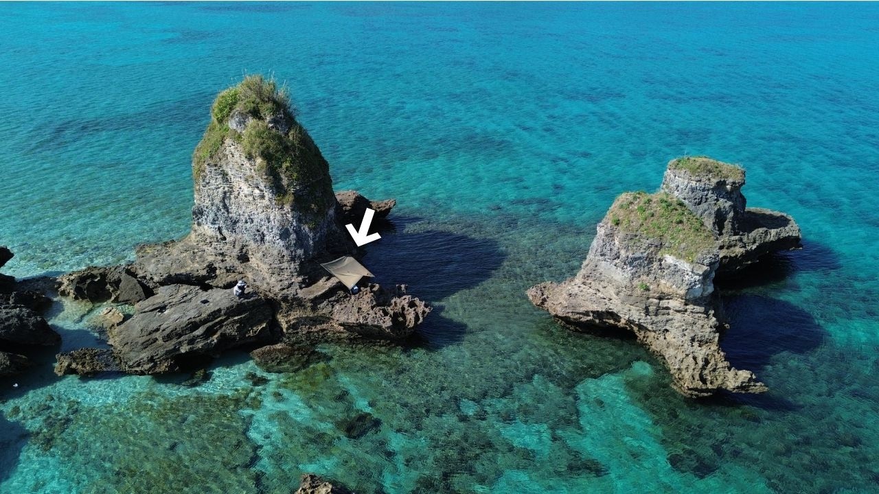 無人島にタープを張って釣りキャンプする社畜