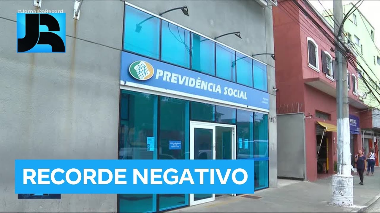 Fila no INSS bate recorde com quase 3 milh&otilde;es de pessoas &agrave; espera de benef&iacute;cios da previd&ecirc;ncia