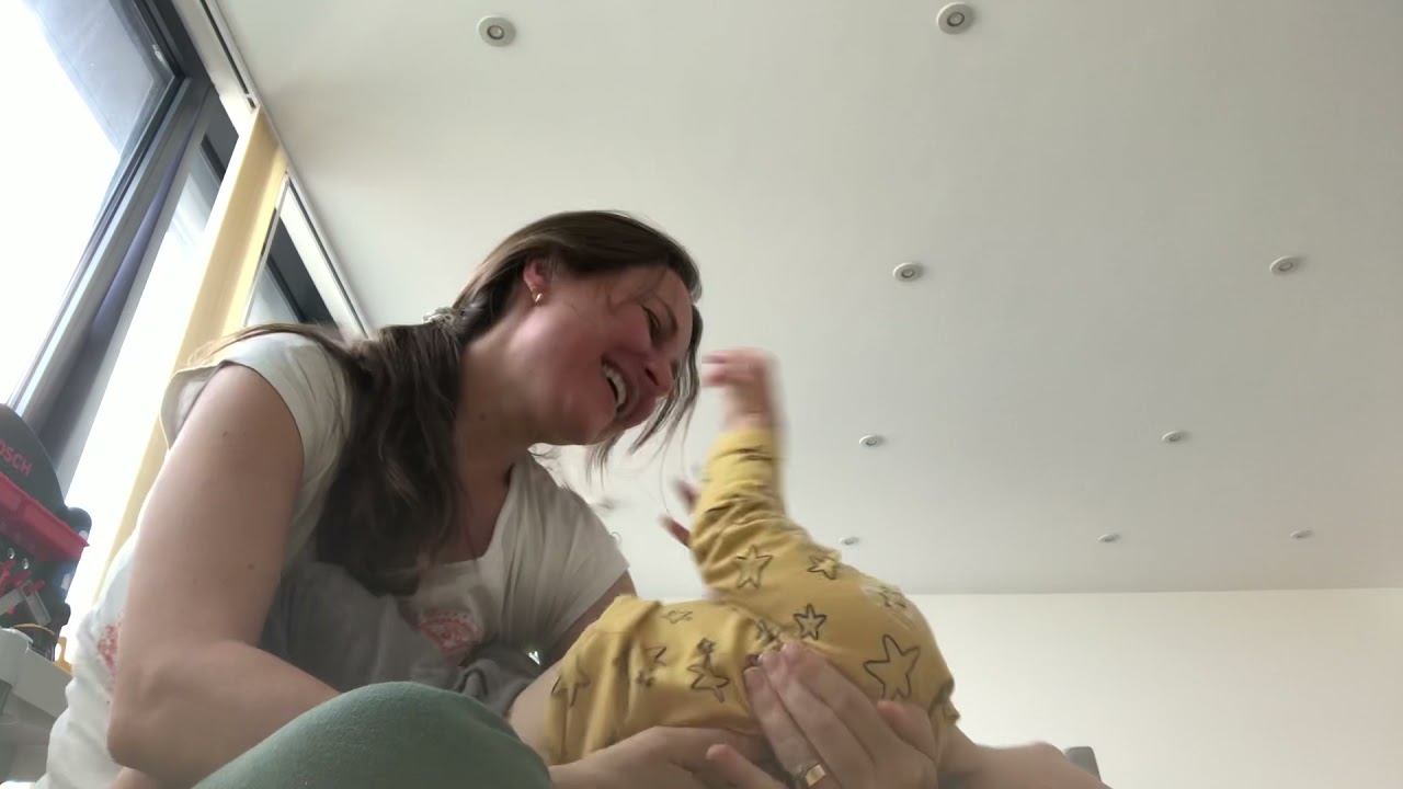 Mamãe agarrando o Vitor - 10/2021